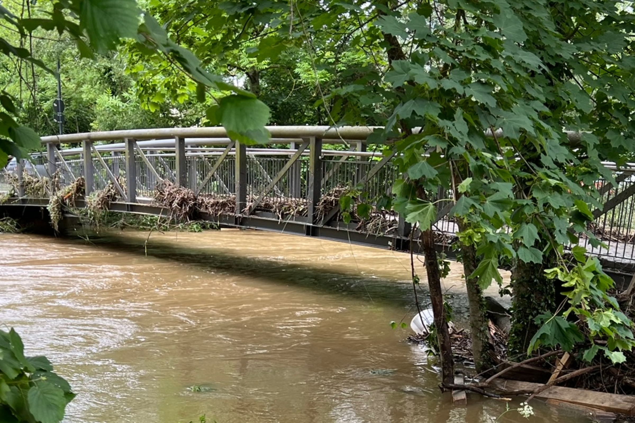 Hochwasser an Brücke