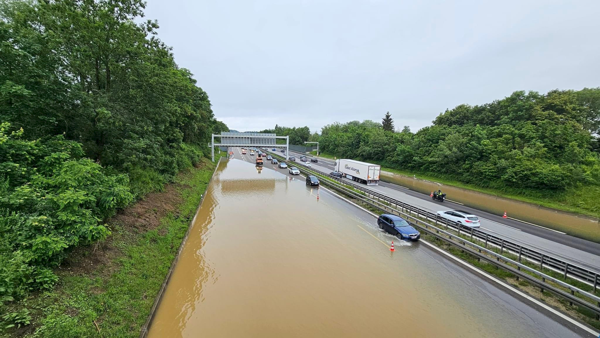 Wasser auf der Autobahn