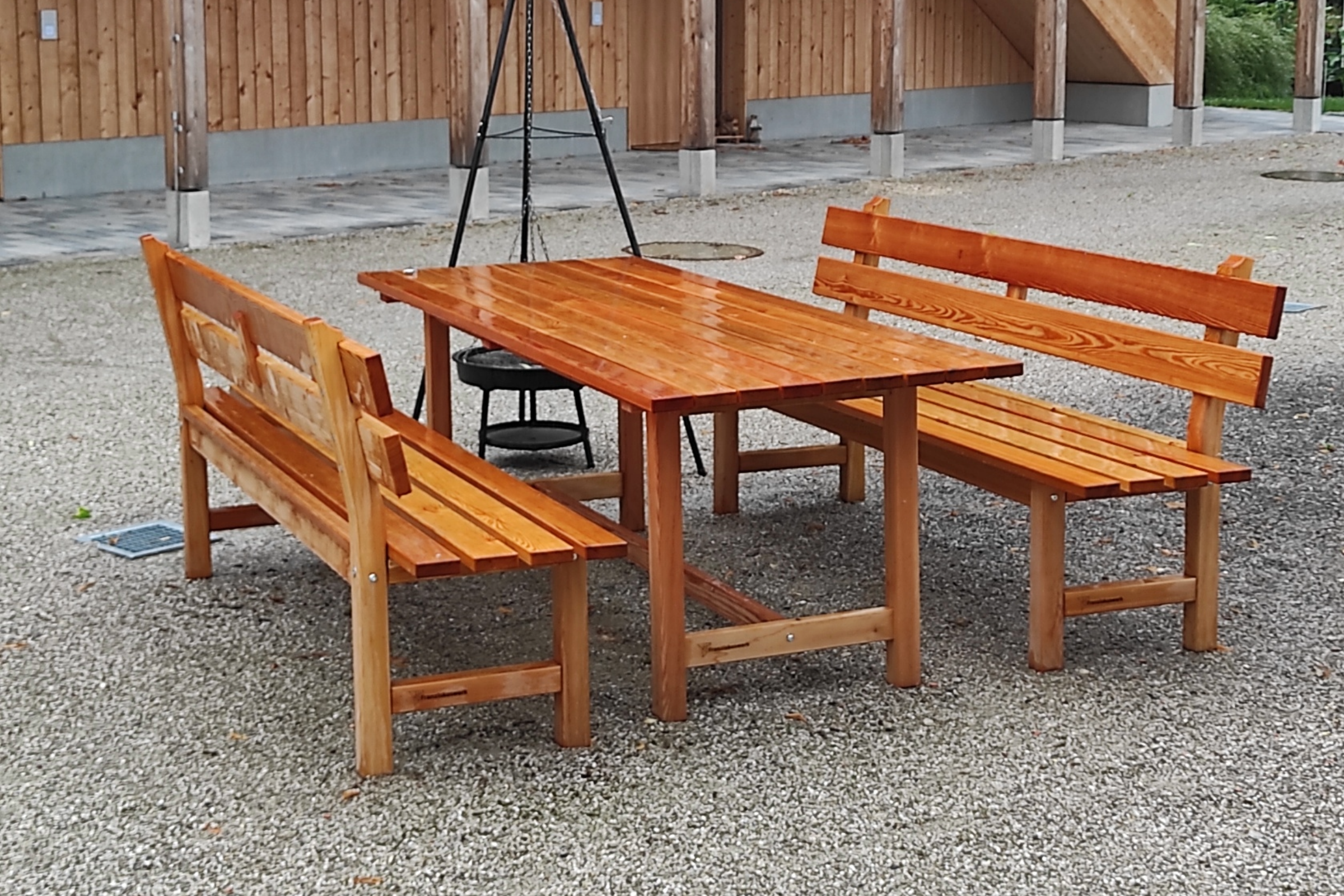 Bank und Sonnenschirm