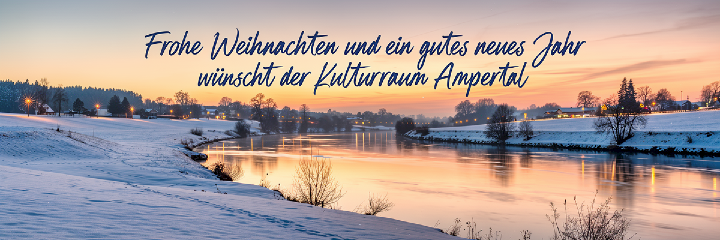 Winterlicher Flusslauf mit Weihnachtsgrüßen